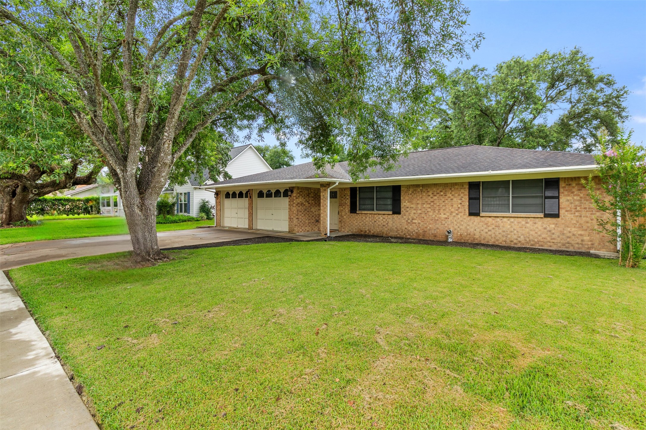 416 East Myrtle Street Angleton, TX 77515 - Photo 3 of 22
