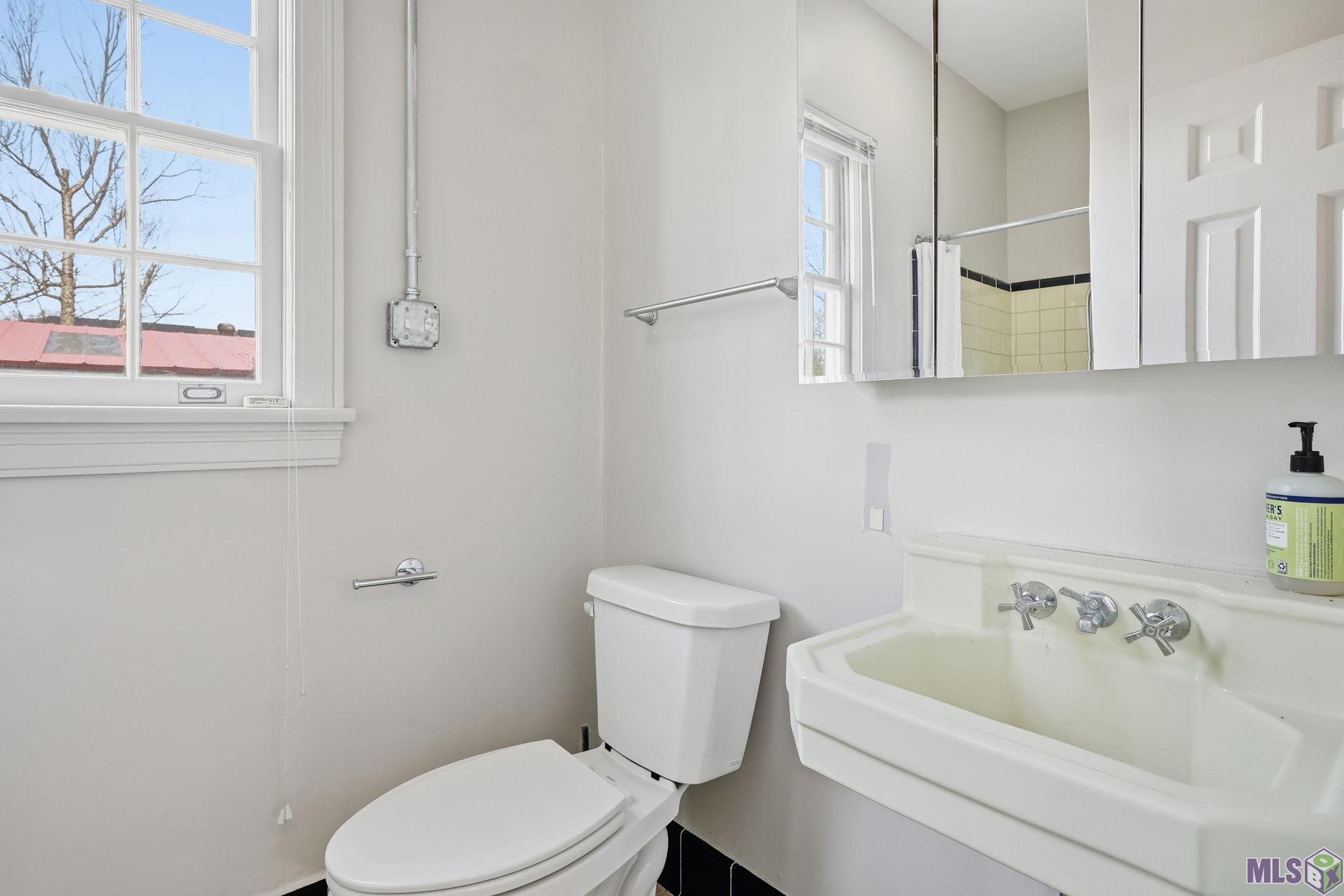 418 Kenwood Avenue Baton Rouge, LA 70806 - Photo 27 of 28 Apartment Bathroom