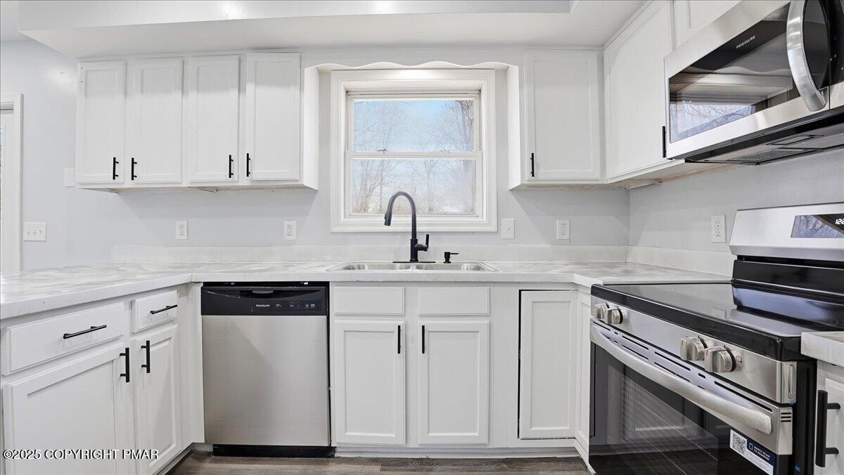 1397 Bear Drive Bushkill, PA 18324 - Photo 9 of 51 21-025_Photo Dec 01 2025, 1 00 52 PM