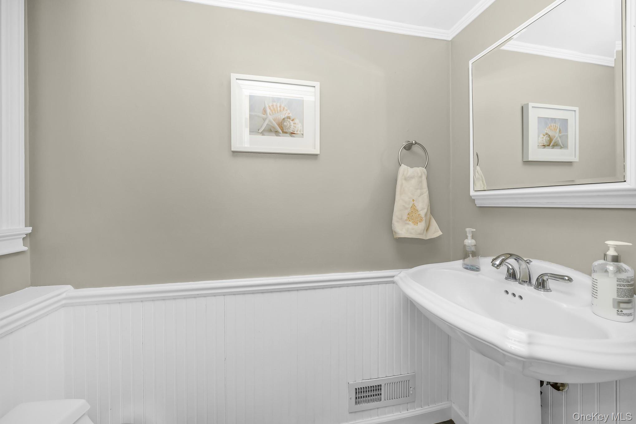 9 Wayne Place Commack, NY 11725 - Photo 28 of 36