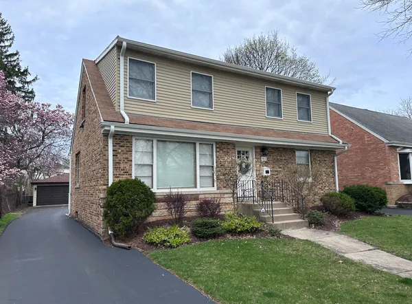 $575,000 | 914 North Kennicott Avenue, Arlington Heights, IL 60004