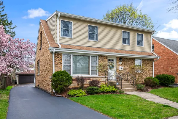 $575,000 | 914 North Kennicott Avenue, Arlington Heights, IL 60004