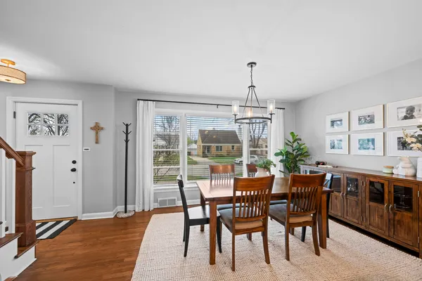 $575,000 | 914 North Kennicott Avenue, Arlington Heights, IL 60004