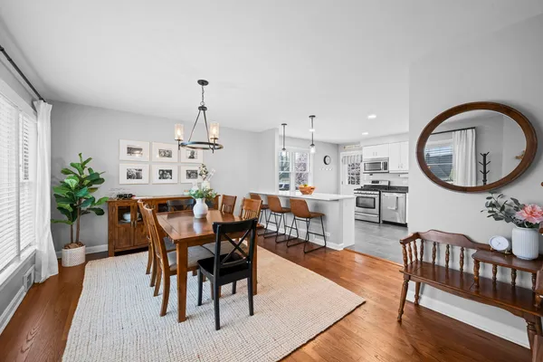 $575,000 | 914 North Kennicott Avenue, Arlington Heights, IL 60004