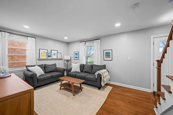 $575,000 | 914 North Kennicott Avenue, Arlington Heights, IL 60004