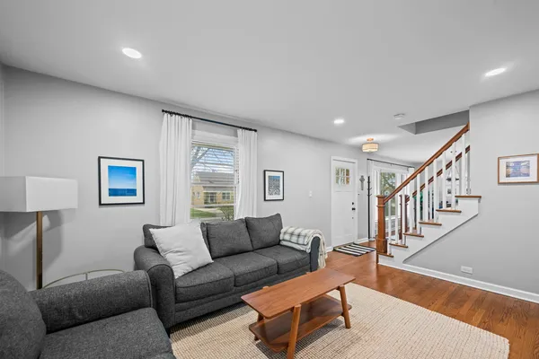 $575,000 | 914 North Kennicott Avenue, Arlington Heights, IL 60004