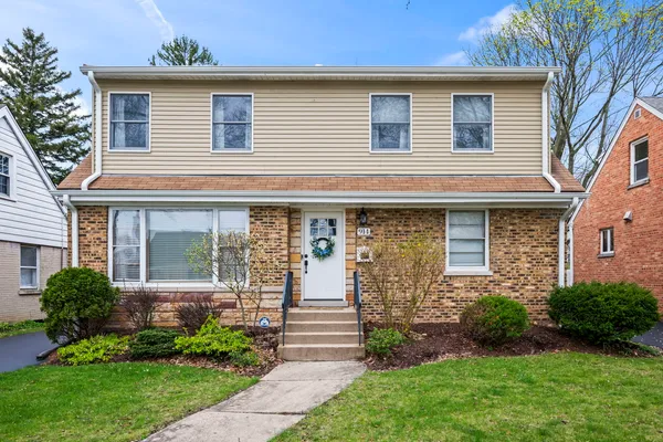$575,000 | 914 North Kennicott Avenue, Arlington Heights, IL 60004