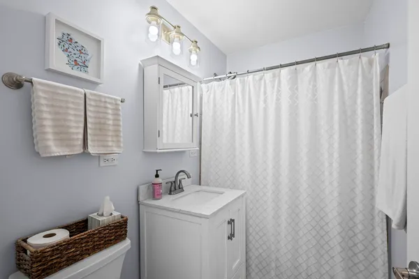 $575,000 | 914 North Kennicott Avenue, Arlington Heights, IL 60004