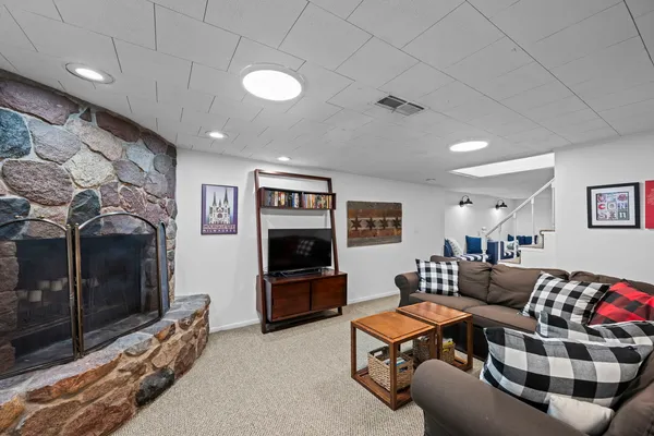 $575,000 | 914 North Kennicott Avenue, Arlington Heights, IL 60004