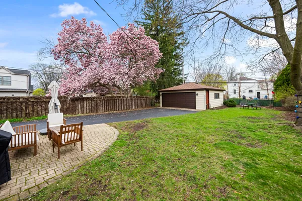 $575,000 | 914 North Kennicott Avenue, Arlington Heights, IL 60004
