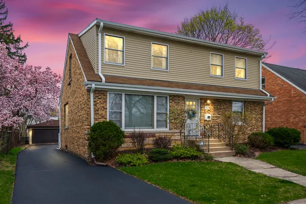 $575,000 | 914 North Kennicott Avenue, Arlington Heights, IL 60004