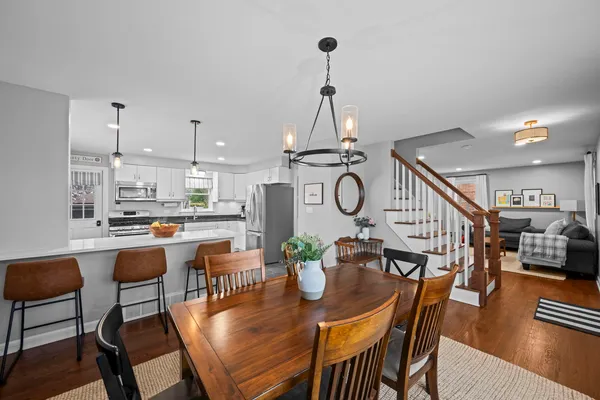 $575,000 | 914 North Kennicott Avenue, Arlington Heights, IL 60004