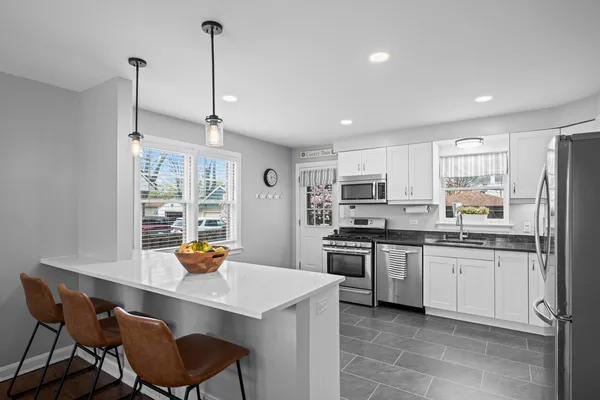 $575,000 | 914 North Kennicott Avenue, Arlington Heights, IL 60004