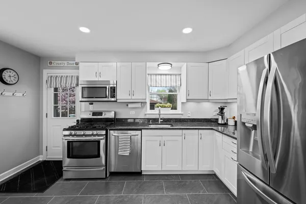 $575,000 | 914 North Kennicott Avenue, Arlington Heights, IL 60004