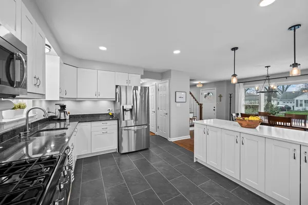 $575,000 | 914 North Kennicott Avenue, Arlington Heights, IL 60004