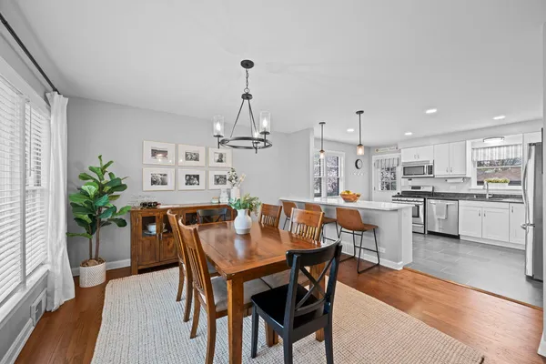 $575,000 | 914 North Kennicott Avenue, Arlington Heights, IL 60004