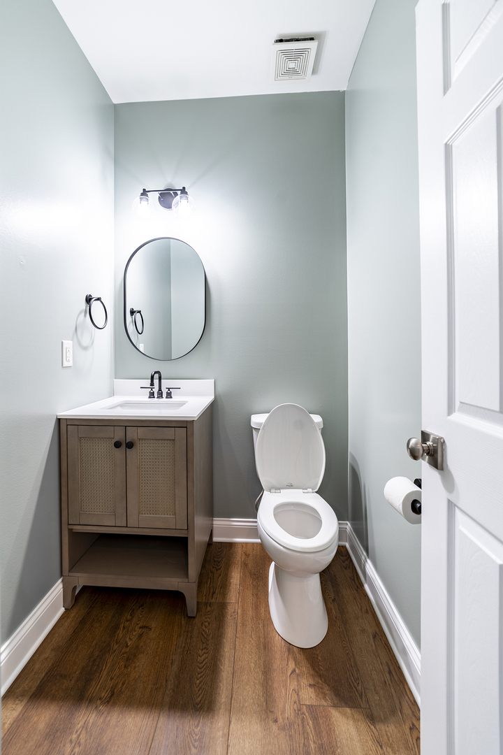 442 Windett Ridge Road Yorkville, IL 60560 - Photo 14 of 26 a bathroom with a toilet sink and mirror