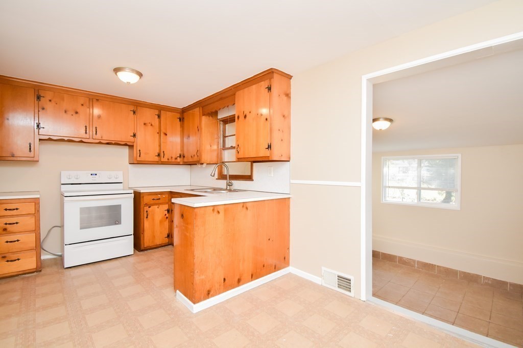 45 Redfern Drive Springfield, MA 01109 - Photo 3 of 26 Gallery Image 3