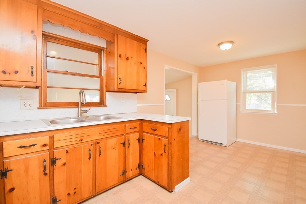 45 Redfern Drive Springfield, MA 01109 - Photo 4 of 26 Gallery Image 4