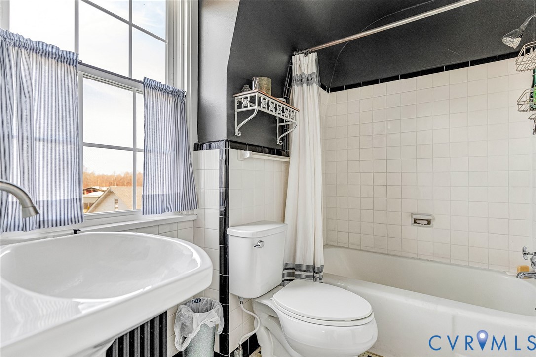 2172 Piping Tree Ferry Road Mechanicsville, VA 23111 - Photo 21 of 50 a bathroom with a sink a toilet and shower