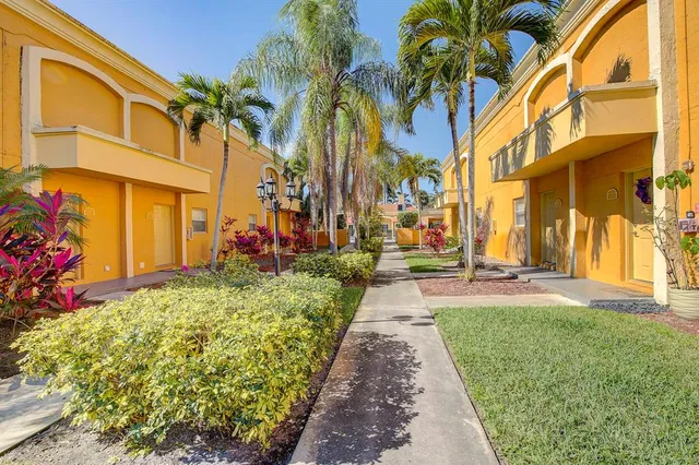 a view of a backyard