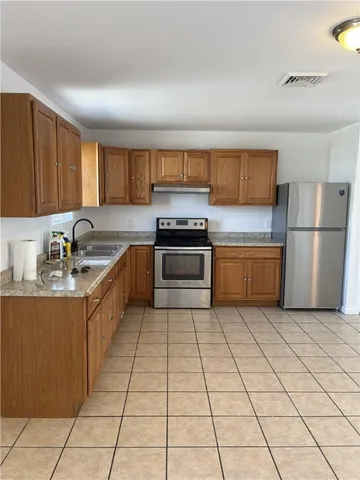 $2,000 | 970 Atwells Avenue, Unit 3, Providence, RI 02909