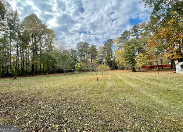 a view of yard with trees
