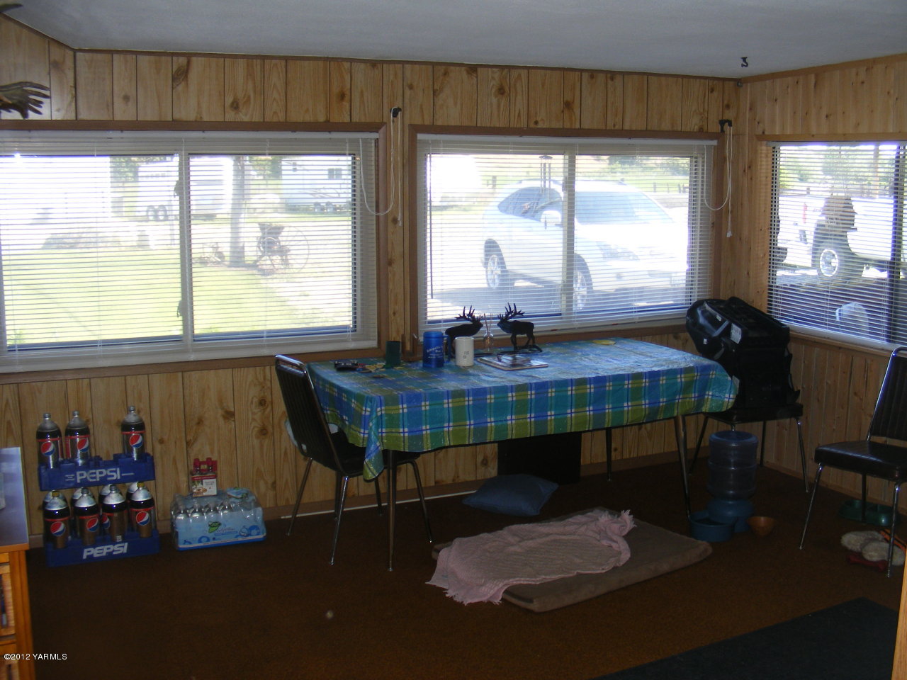 100 Carson Road Yakima, WA 98903 - Photo 22 of 34 a living room with furniture and a large window