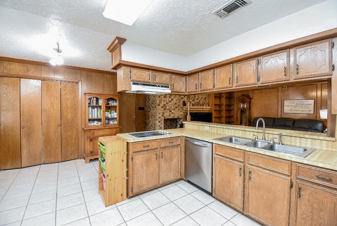 2719 Vail Road Rosenberg, TX 77471 - Photo 20 of 37 a kitchen with a sink window and cabinets