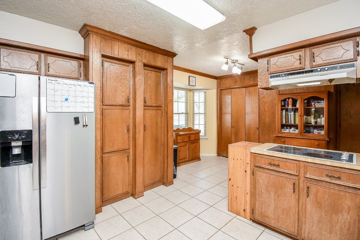 2719 Vail Road Rosenberg, TX 77471 - Photo 21 of 37 a kitchen with refrigerator cabinets and large window