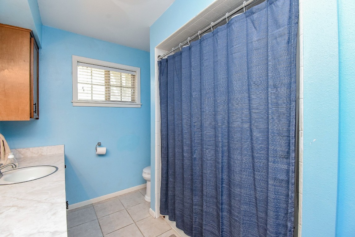 2719 Vail Road Rosenberg, TX 77471 - Photo 28 of 37 a bathroom with a toilet and a sink