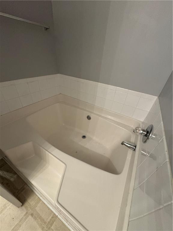 3653 Woodland Cove Decatur, GA 30034 - Photo 15 of 19 a bathroom with a bathtub