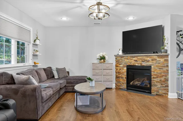 $4,200 | 10 Lee Gray Court, Glen Cove, NY 11542