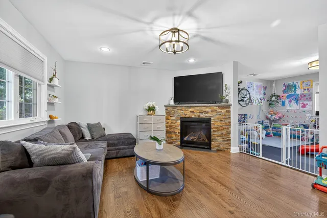 $4,200 | 10 Lee Gray Court, Glen Cove, NY 11542