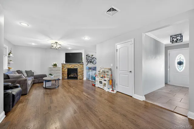 $4,200 | 10 Lee Gray Court, Glen Cove, NY 11542