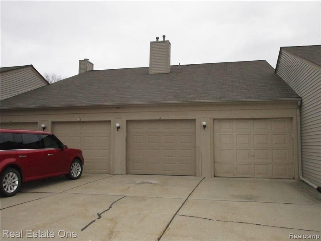 130 Pine Tree Ridge, Unit 50 Waterford, MI 48327 - Photo 2 of 22