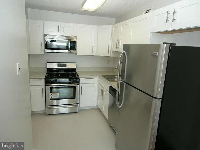 5225 Pooks Hill Road, Unit 1717N Bethesda, MD 20814 - Photo 7 of 23 Kitchen