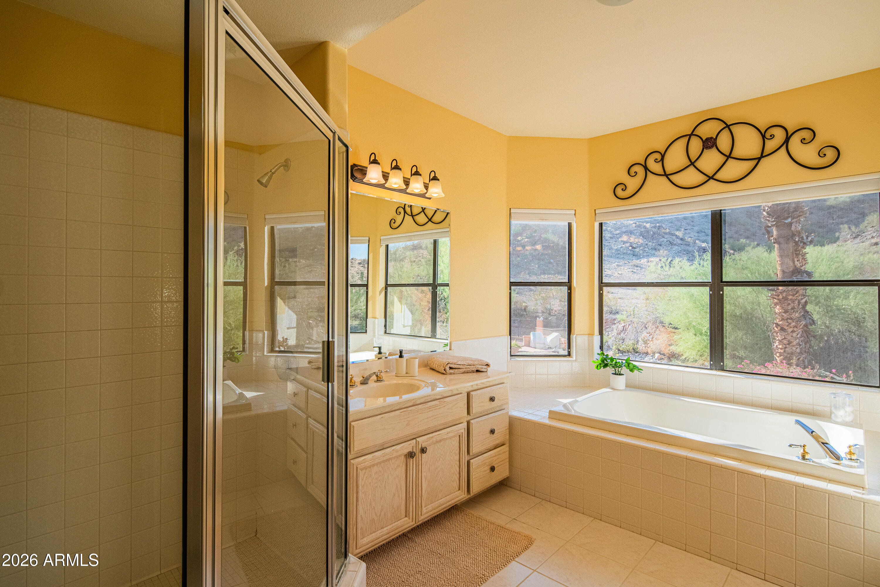 1054 East Shangri La Road Phoenix, AZ 85020 - Photo 16 of 37 Primary Bathroom