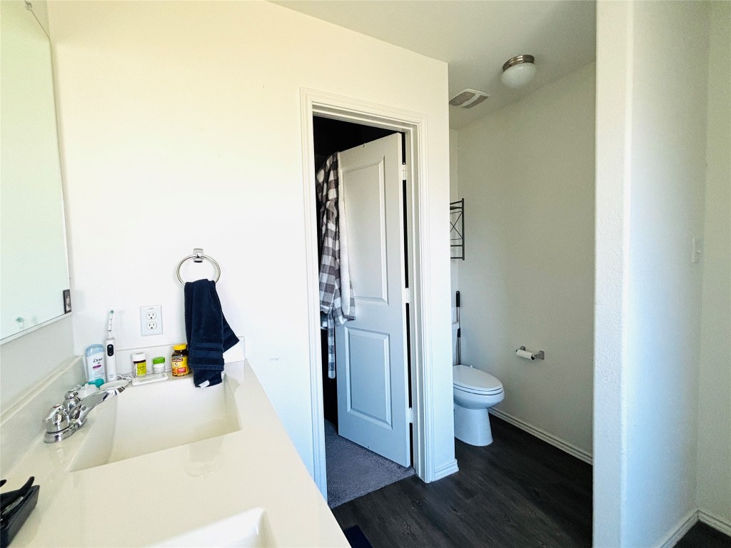 113 Star Pass Jarrell, TX 76537 - Photo 10 of 18 a bathroom with a toilet and a tub