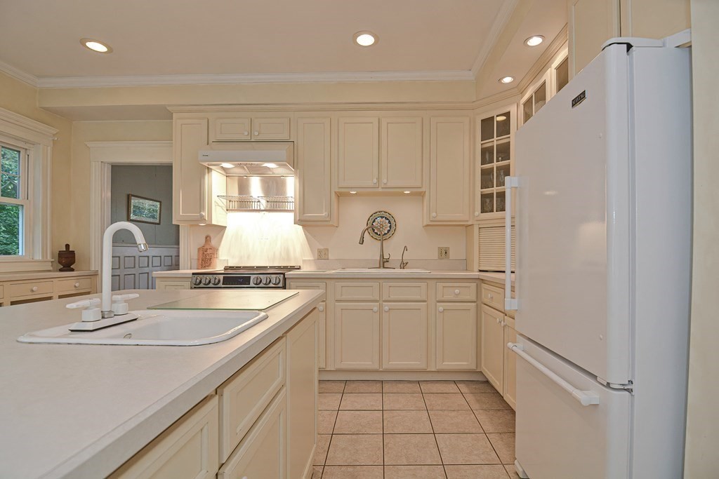 961 Mendon Road Woonsocket, RI 02895 - Photo 15 of 42