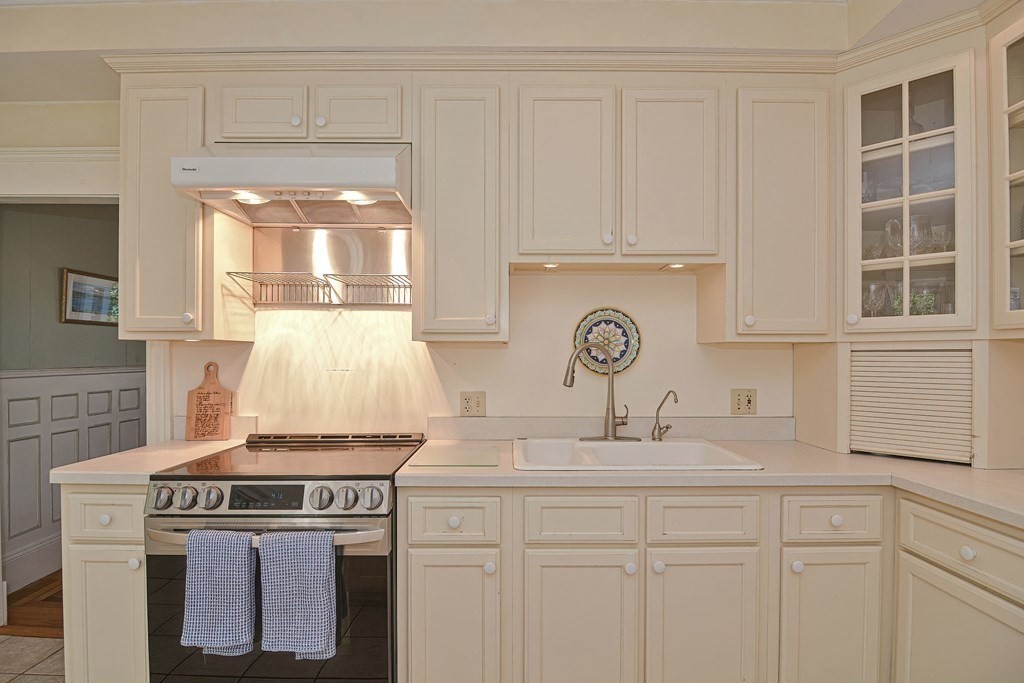 961 Mendon Road Woonsocket, RI 02895 - Photo 17 of 42