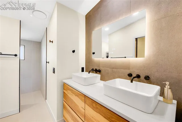 a en suite bathroom with sink and mirror