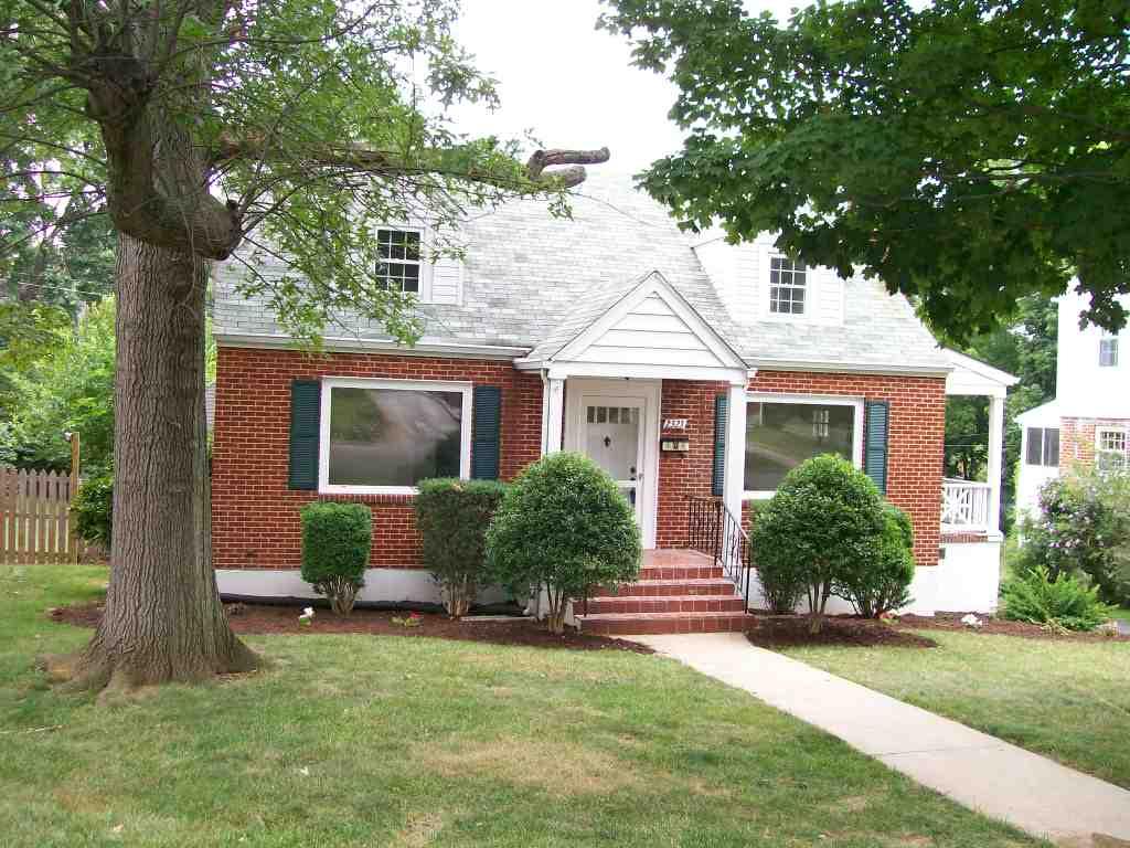 2323 York Road Southwest Roanoke, VA 24015 - Photo 1 of 13 Front of Home