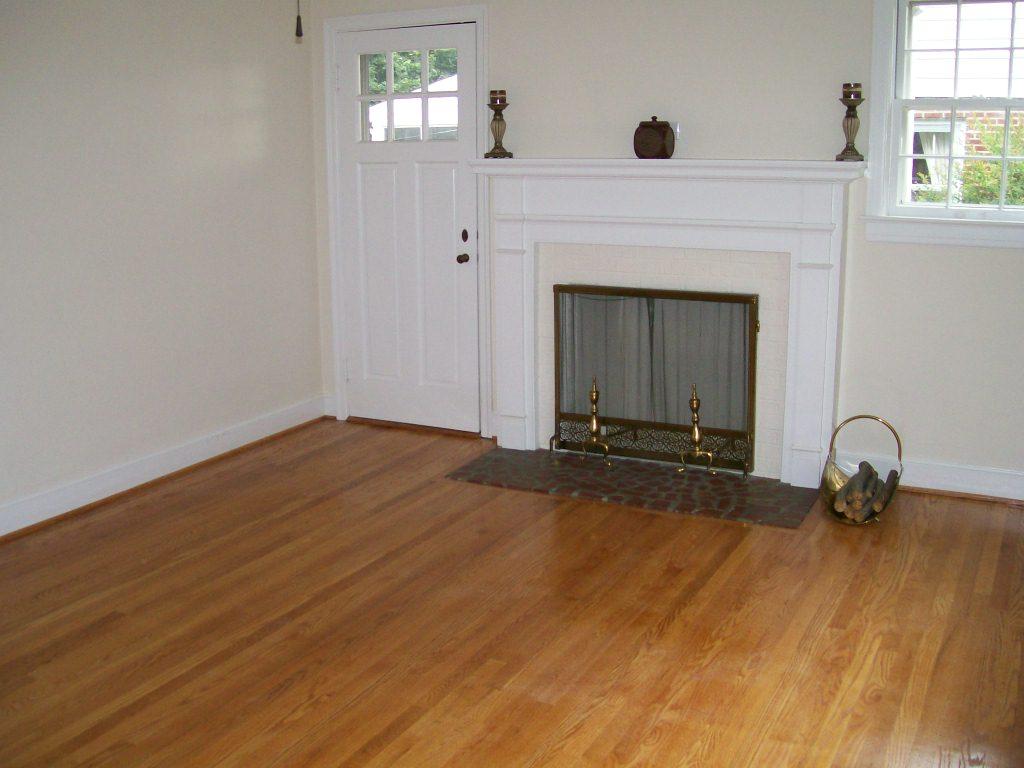 2323 York Road Southwest Roanoke, VA 24015 - Photo 4 of 13 Living Room