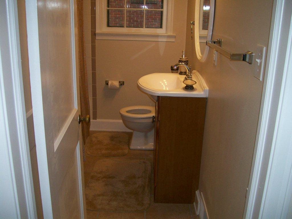 2323 York Road Southwest Roanoke, VA 24015 - Photo 7 of 13 Main Level Bath