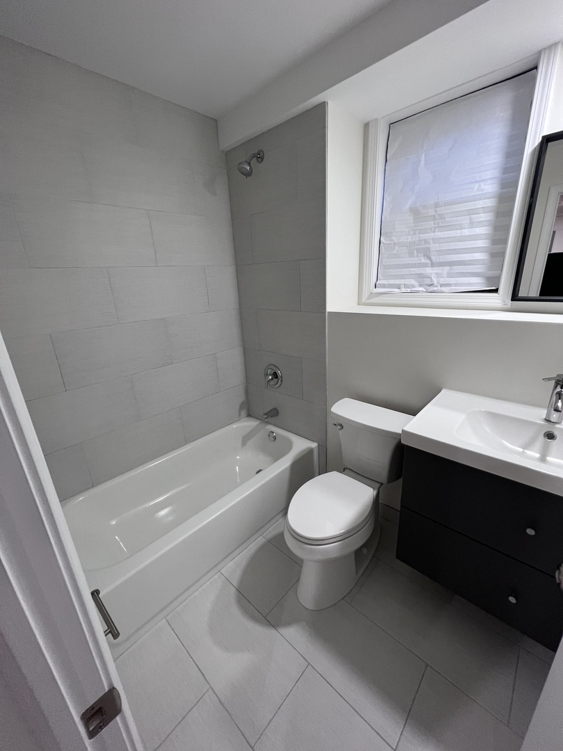 3051 North Racine Avenue, Unit G Chicago, IL 60657 - Photo 6 of 8