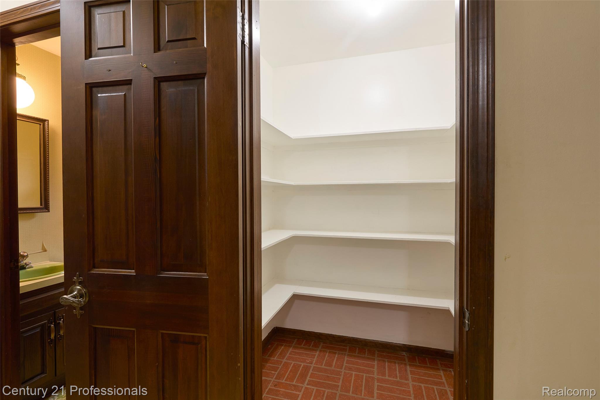 303 East Snell Road Rochester, MI 48306 - Photo 11 of 45 Walk-in pantry