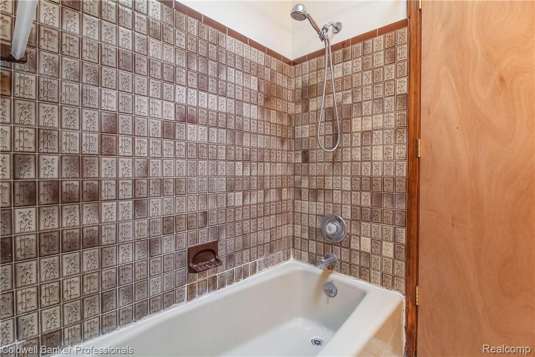 903 Fairview Avenue Rochester, MI 48307 - Photo 18 of 28 021-Bathroom_wit6h_skylight-5245201-large.jpg