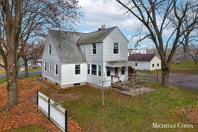 $320,000 | 13100 Grand River Drive Southeast, Lowell, MI 49331