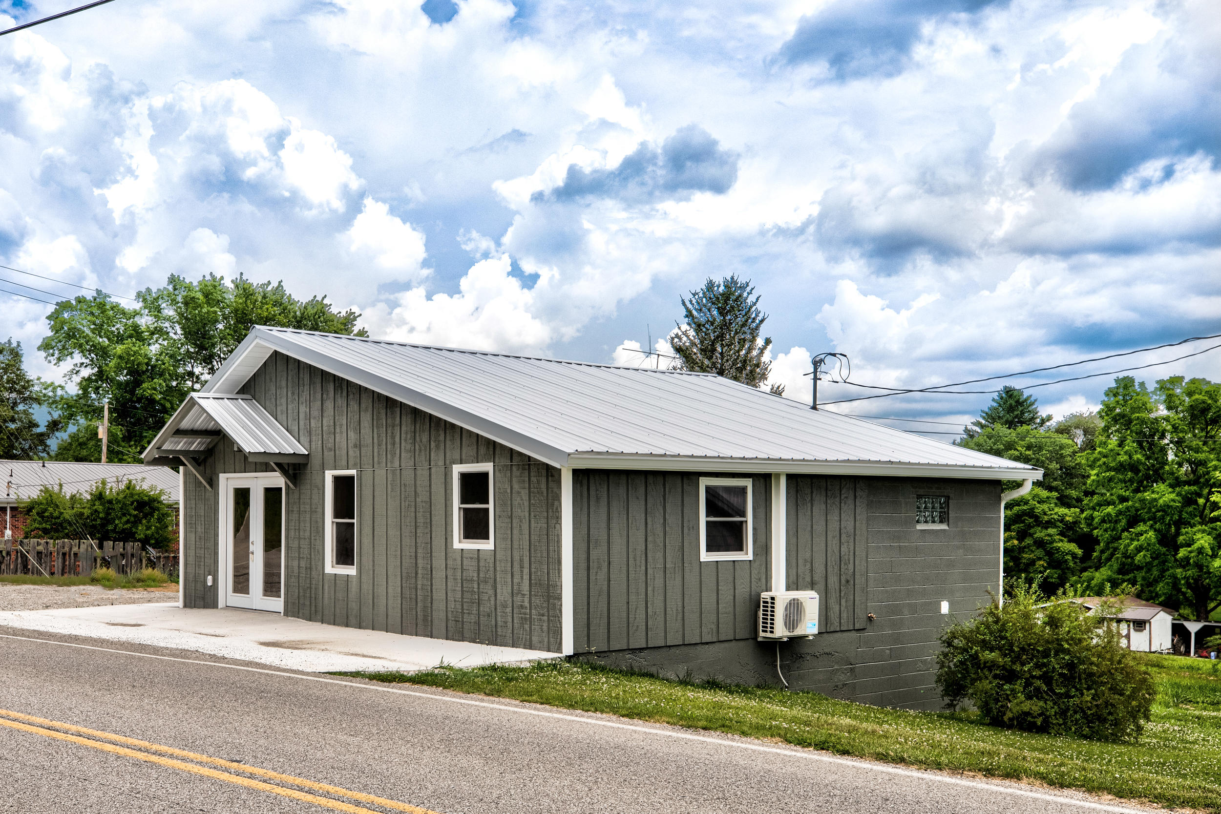 409 Island Ford Road Jacksboro, TN 37757 - Photo 2 of 18 409 Island Ford Rd-2
